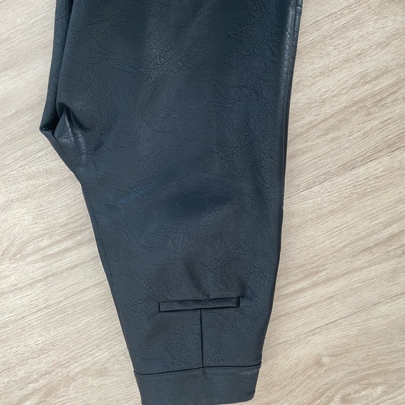 Black Vegan Leather High waisted shorts Lioness - Picture 4 of 4